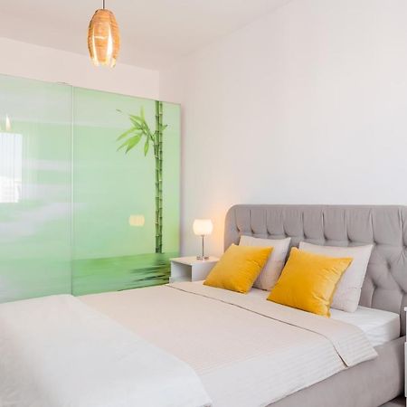 Lovely Apartment With City View Bukares Bagian luar foto