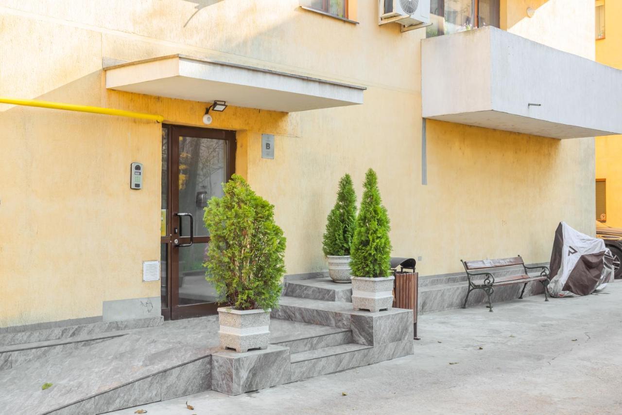 Lovely Apartment With City View Bukares Bagian luar foto