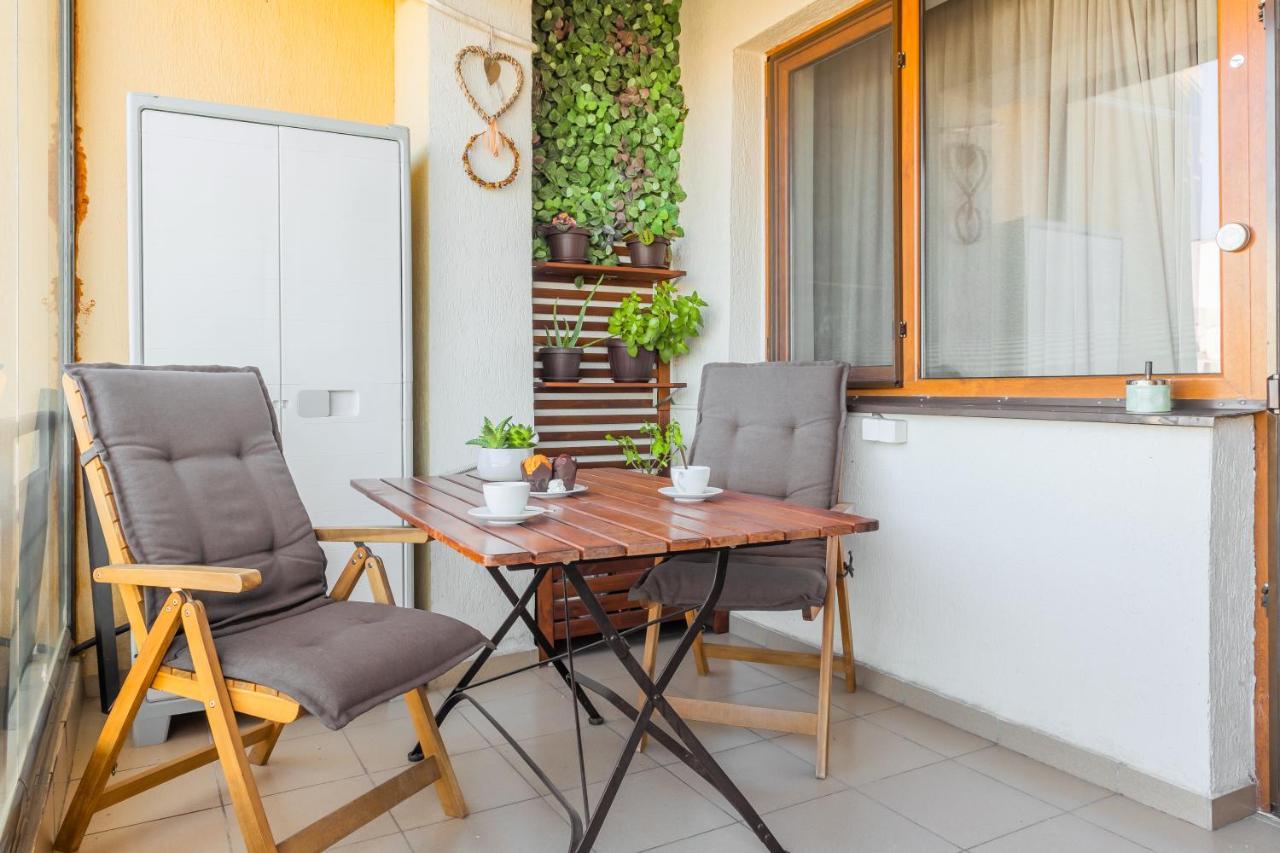 Lovely Apartment With City View Bukares Bagian luar foto