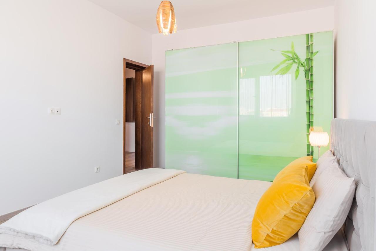 Lovely Apartment With City View Bukares Bagian luar foto