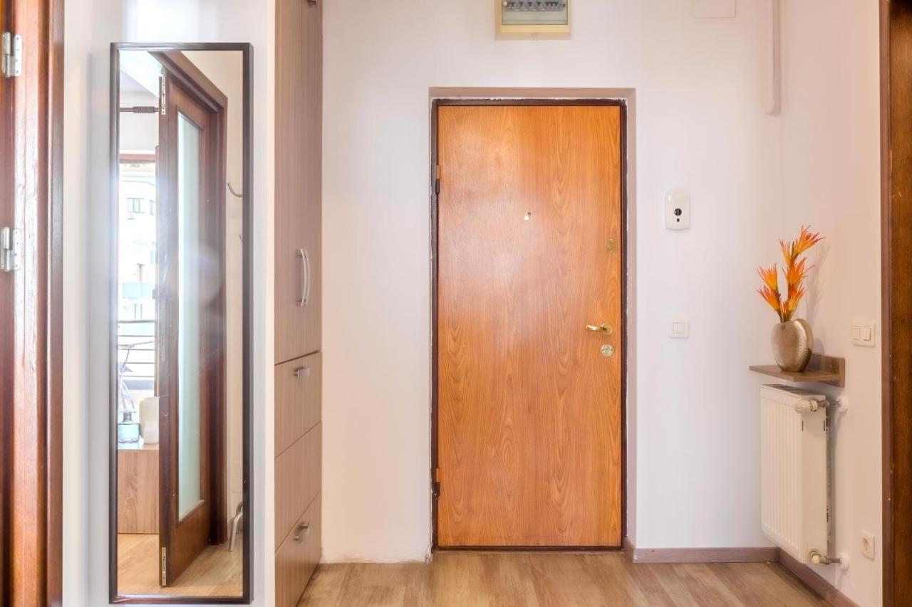Lovely Apartment With City View Bukares Bagian luar foto