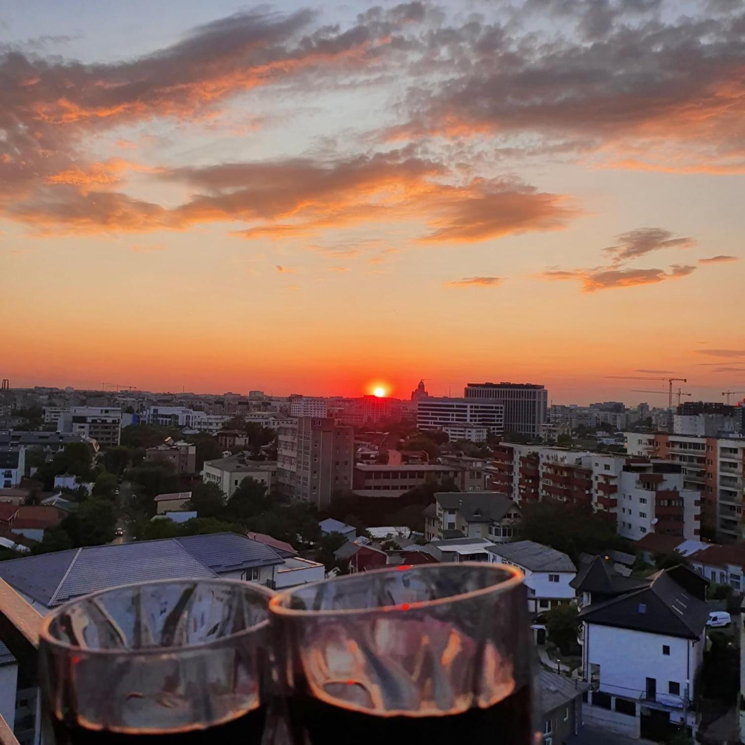 Lovely Apartment With City View Bukares Bagian luar foto