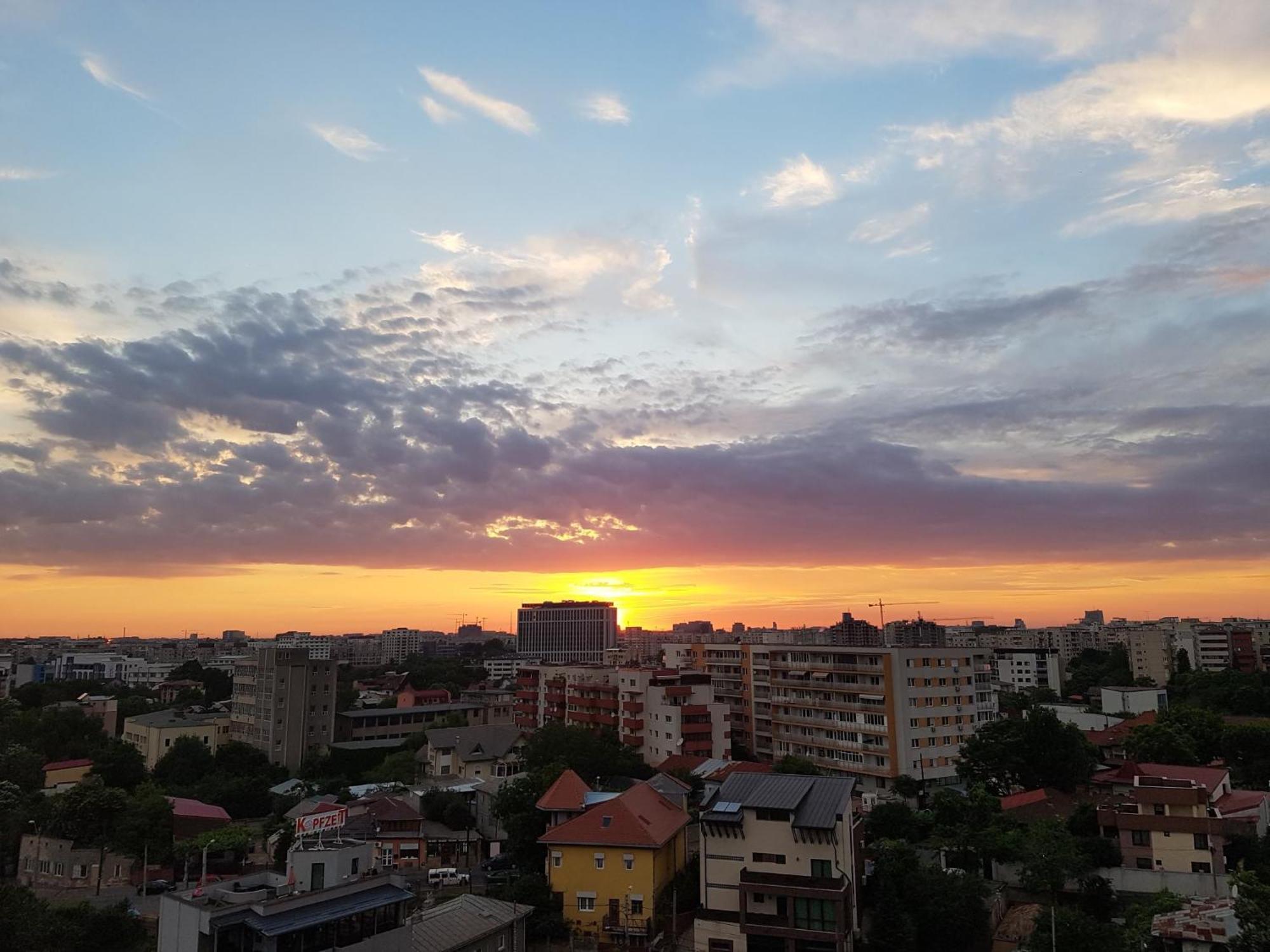 Lovely Apartment With City View Bukares Bagian luar foto